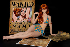 Nami är en realistisk 166 cm lång silikon-docka med bröststorlek C-Kupa från det kända märket Irontech Doll. En extremt verklighetstrogen sexdocka med cosplay-stil inspirerad av den populära tv-serien One Piece. För dig som söker en realistisk replika av Nami från One Piece så är detta en perfekt docka. Vare sig ditt behov är för fotografering, utställning eller fysisk aktivitet. Sexdocka Nami One Piece är ett bra och prisvärt alternativ för dig som söker en 1:1 skala version av karaktären Nami i verkligt u