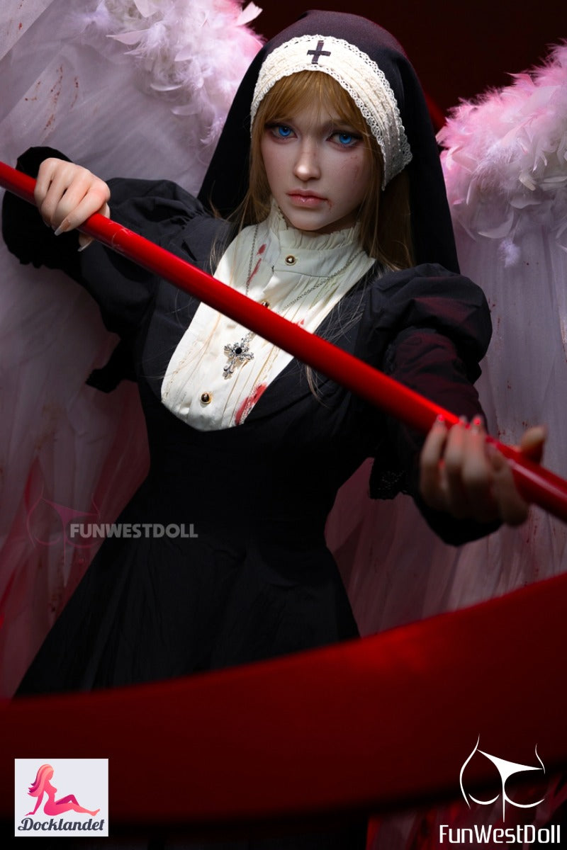 "Realistisk sexdocka från FunWestDoll klädd i svart och vitt nunneinspirerat set med korshalsband och vita vingar. Dockan har naturtrogen hudstruktur och blå ögon – modell inspirerad av European Bella från FunWestDoll, tillgänglig hos Docklandet."