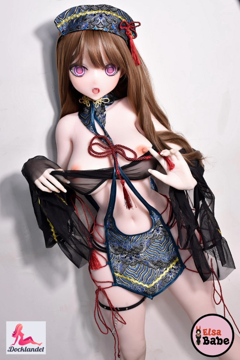 Hanamori Kaori är en kurvig 140 cm lång anime-sexdocka med stora bräst. Denna Elsa Babe sexdocka har ett charmigt anime-utseende och är tillverkad av mjuk silikon av högsta kvalitet.